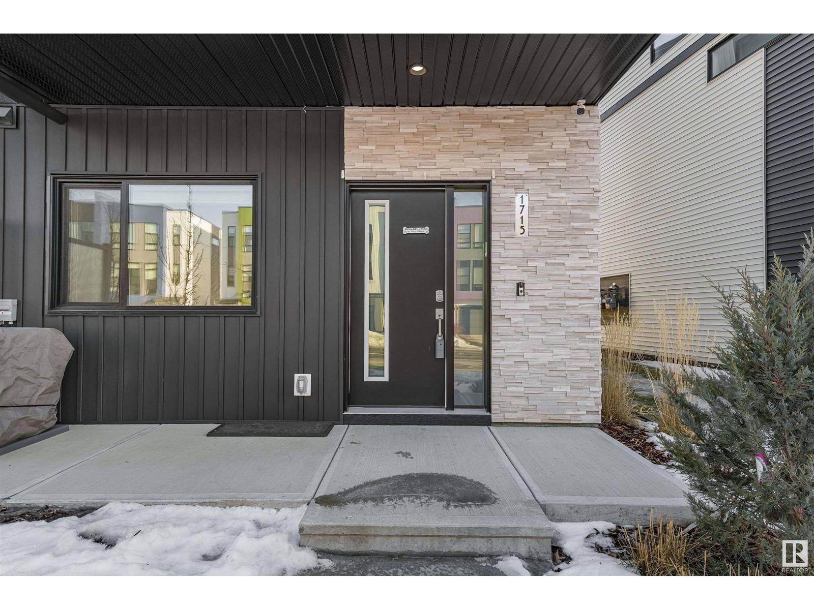 Edmonton, AB T6W2H9,1715 Keene CR SW