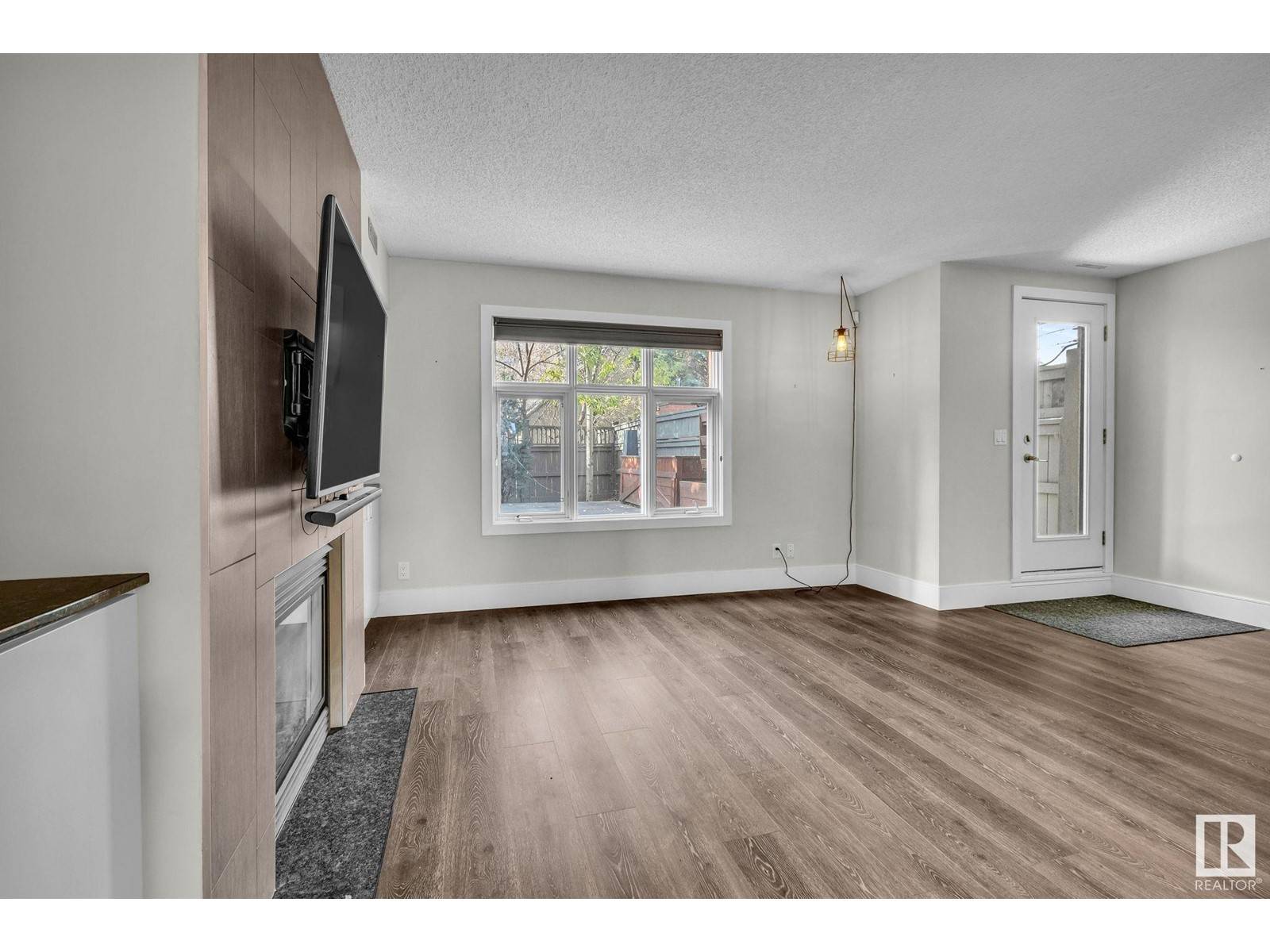 Edmonton, AB T5H3S8,9026 JASPER AV NW