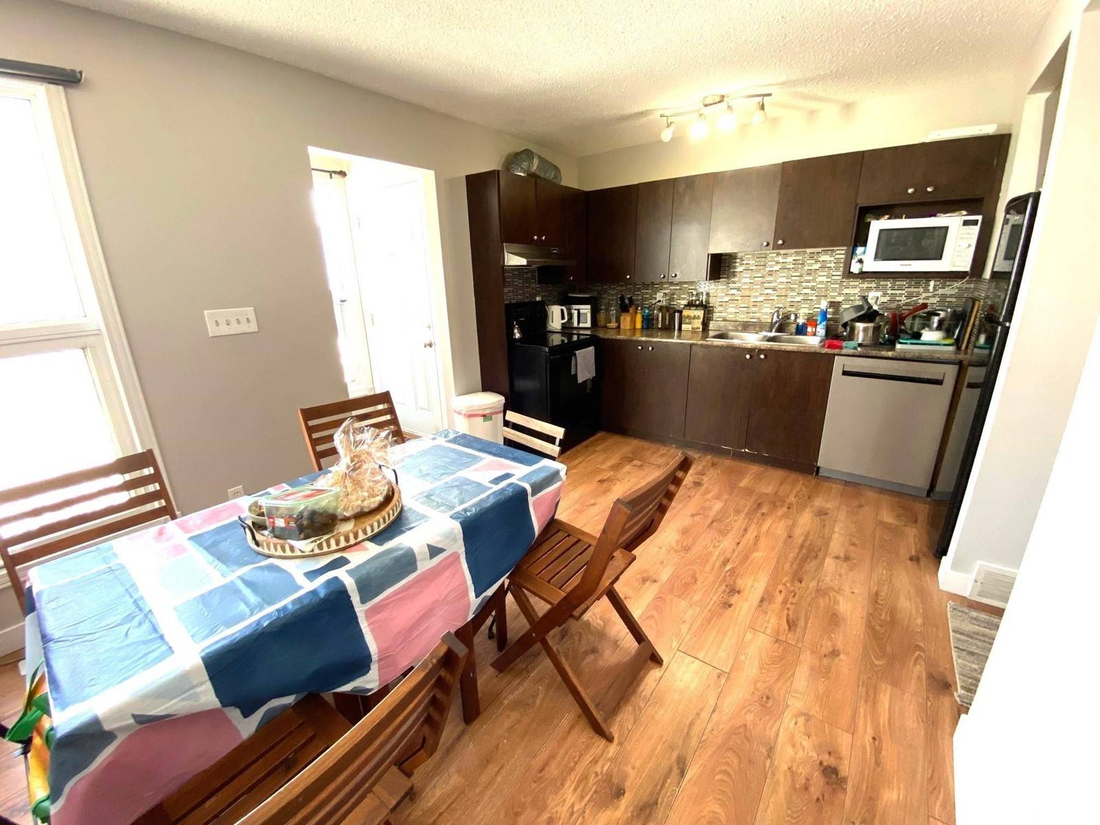 Edmonton, AB T6J4J6,10480 28A AV NW