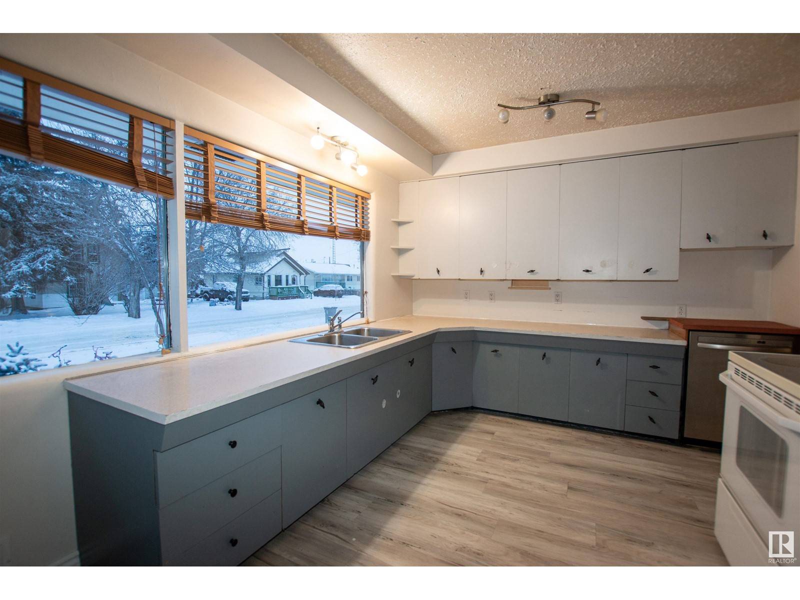 Morinville, AB T8R1G2,9909 101 ST