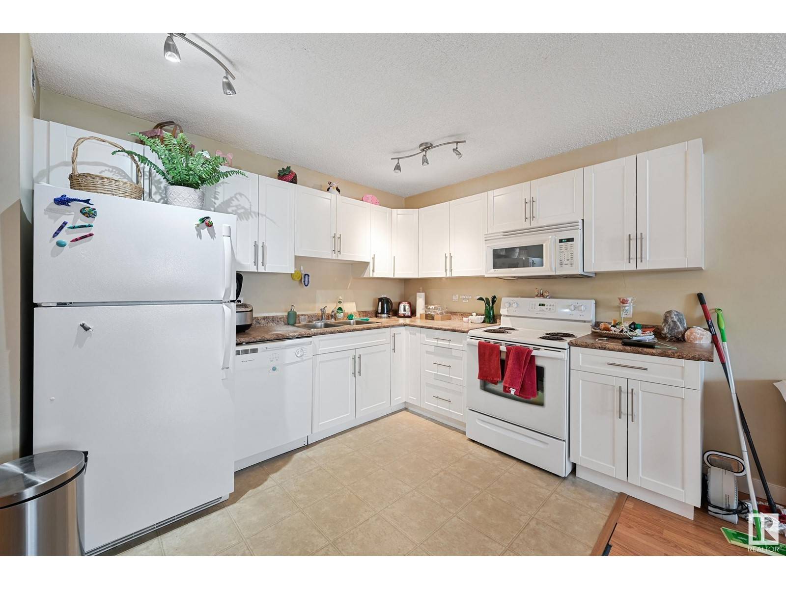 Edmonton, AB T5K1A4,#901 9710 105 ST NW