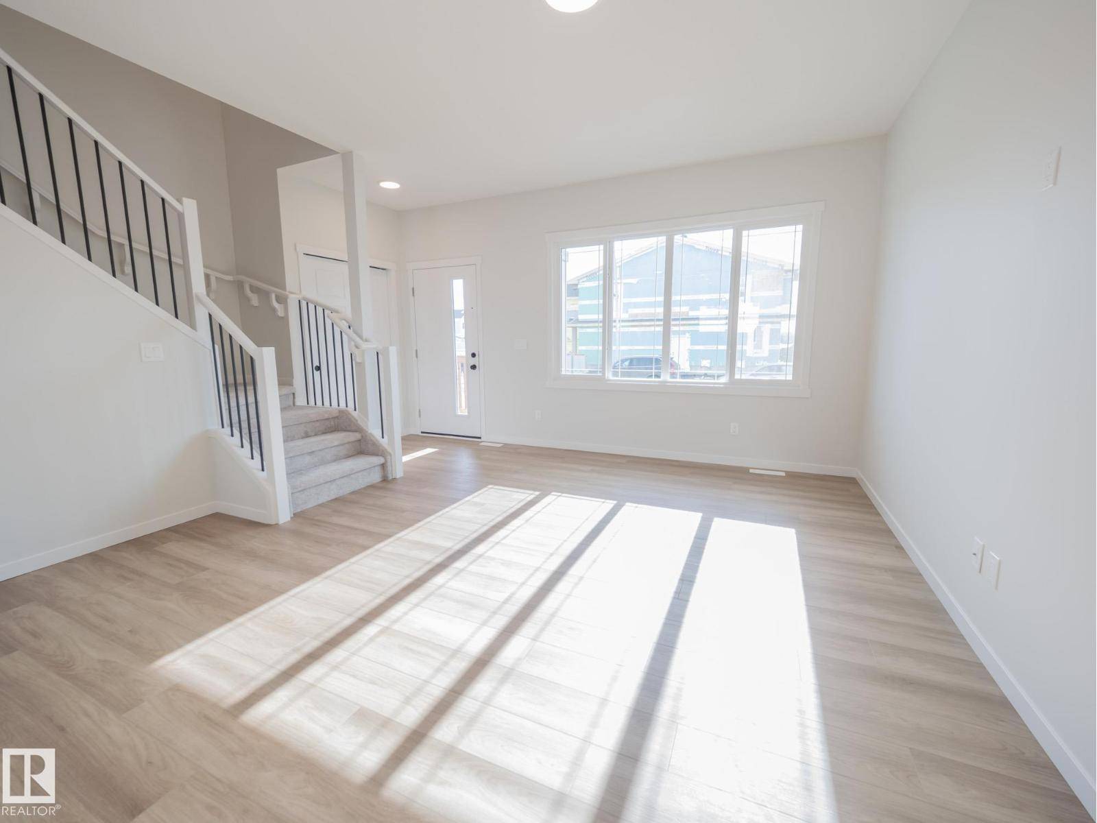 Edmonton, AB T6T2W1,1332 14 AV NW