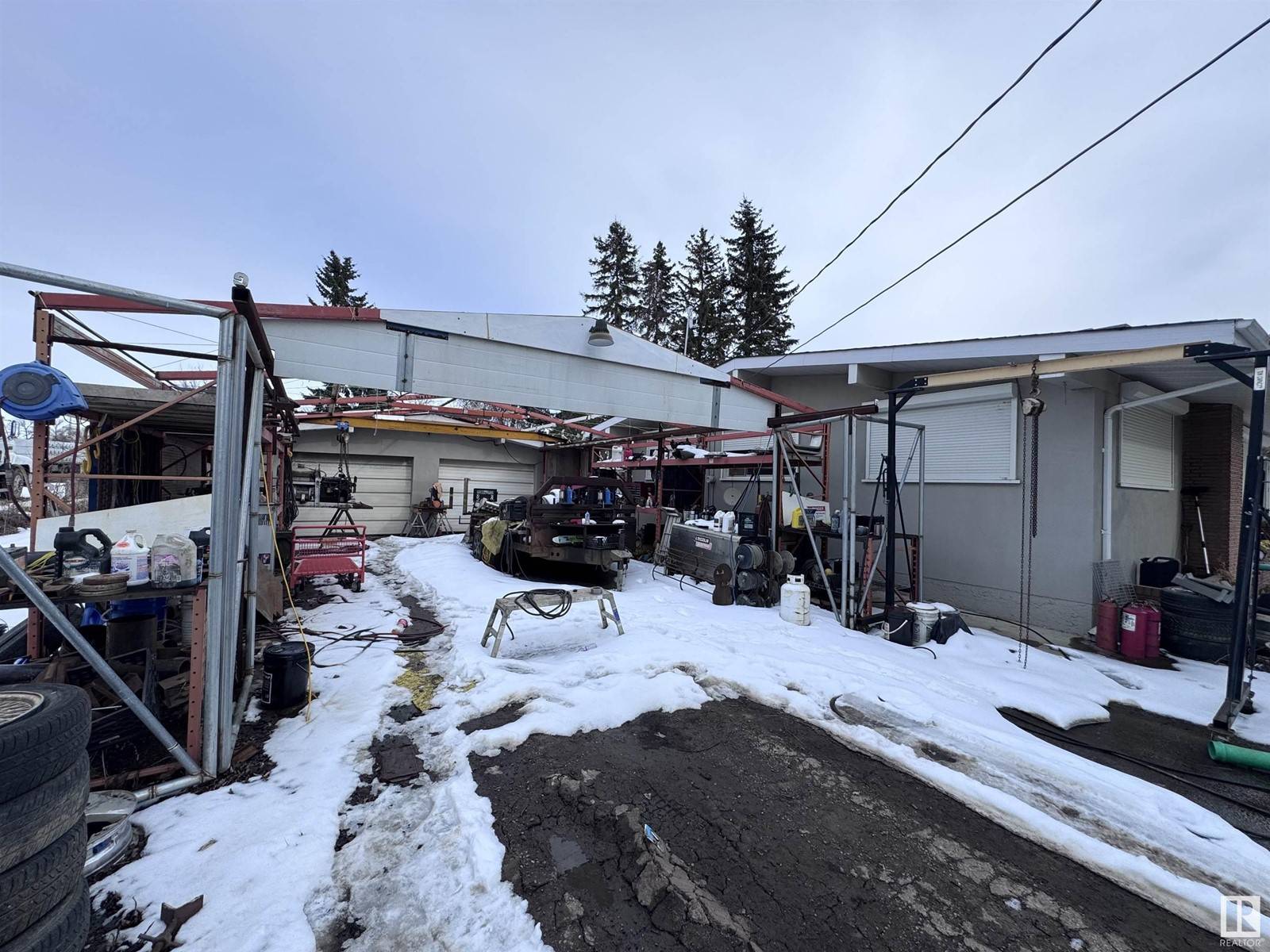 Edmonton, AB T6P1R9,6611 8 ST NW