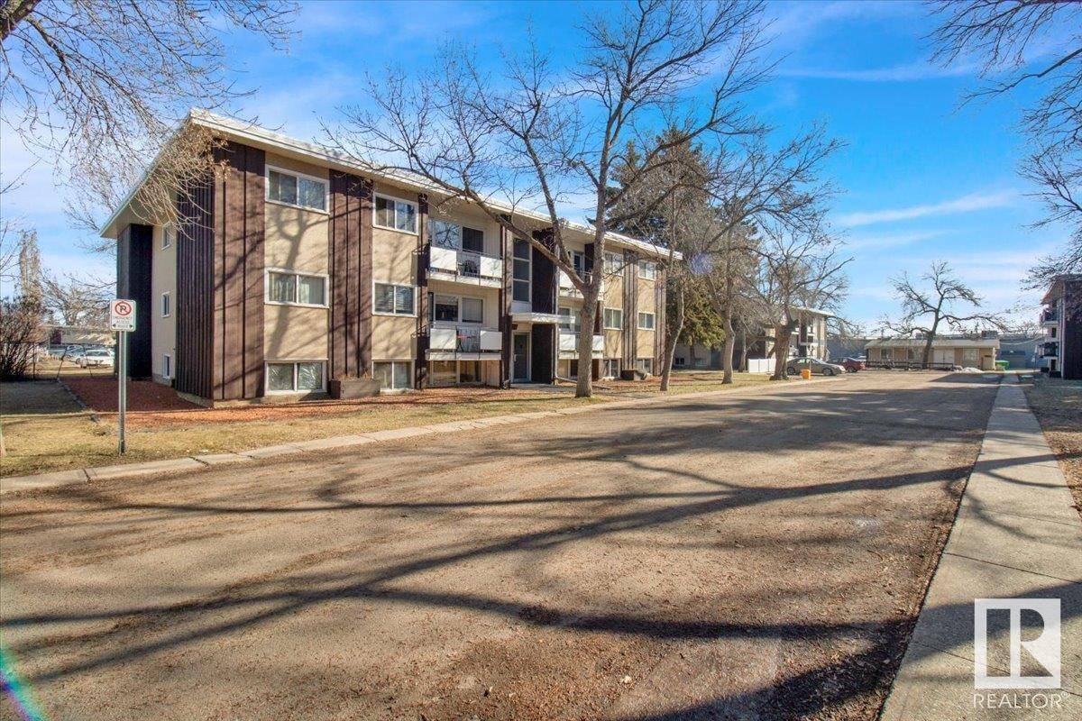 Edmonton, AB T6H2N2,#2 5635 105 ST NW
