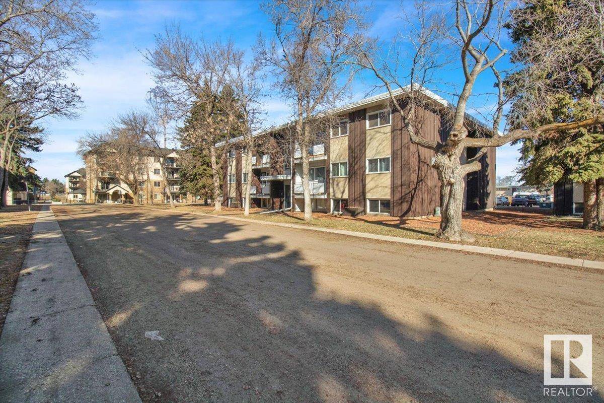 Edmonton, AB T6H2N2,#2 5635 105 ST NW