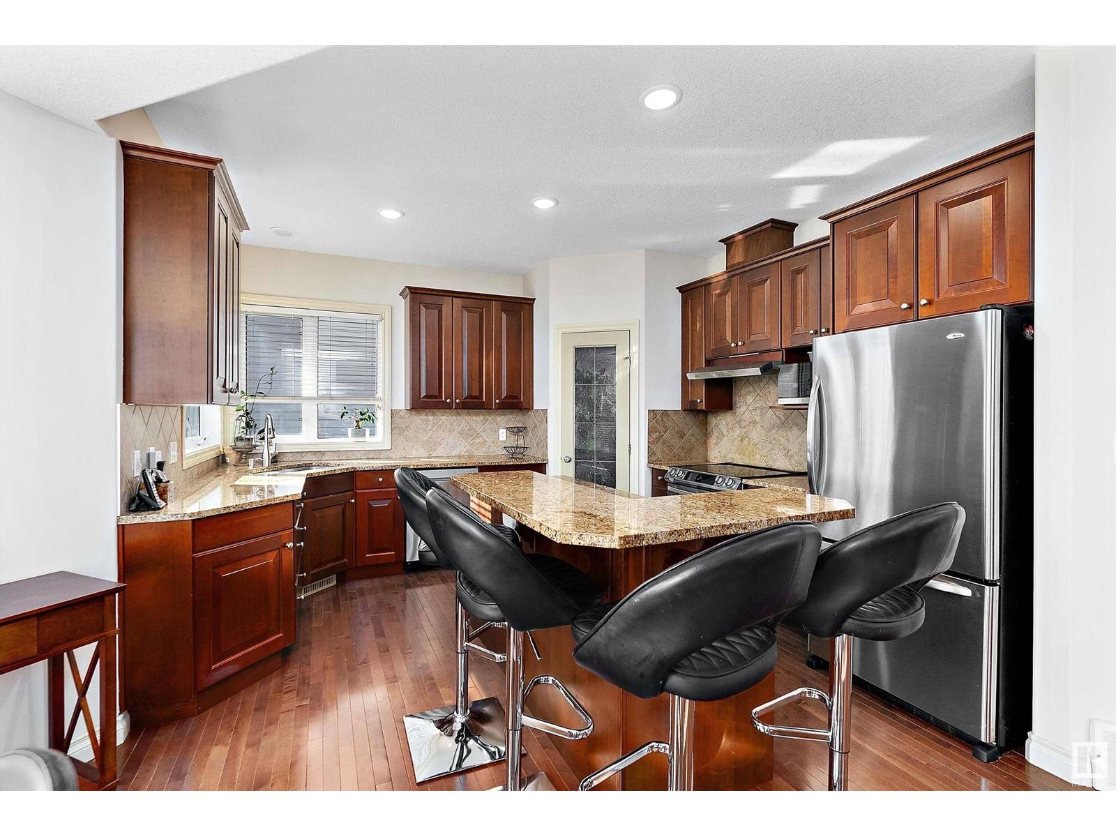 Edmonton, AB T6R0H5,3411 MACNEIL LINK LI NW
