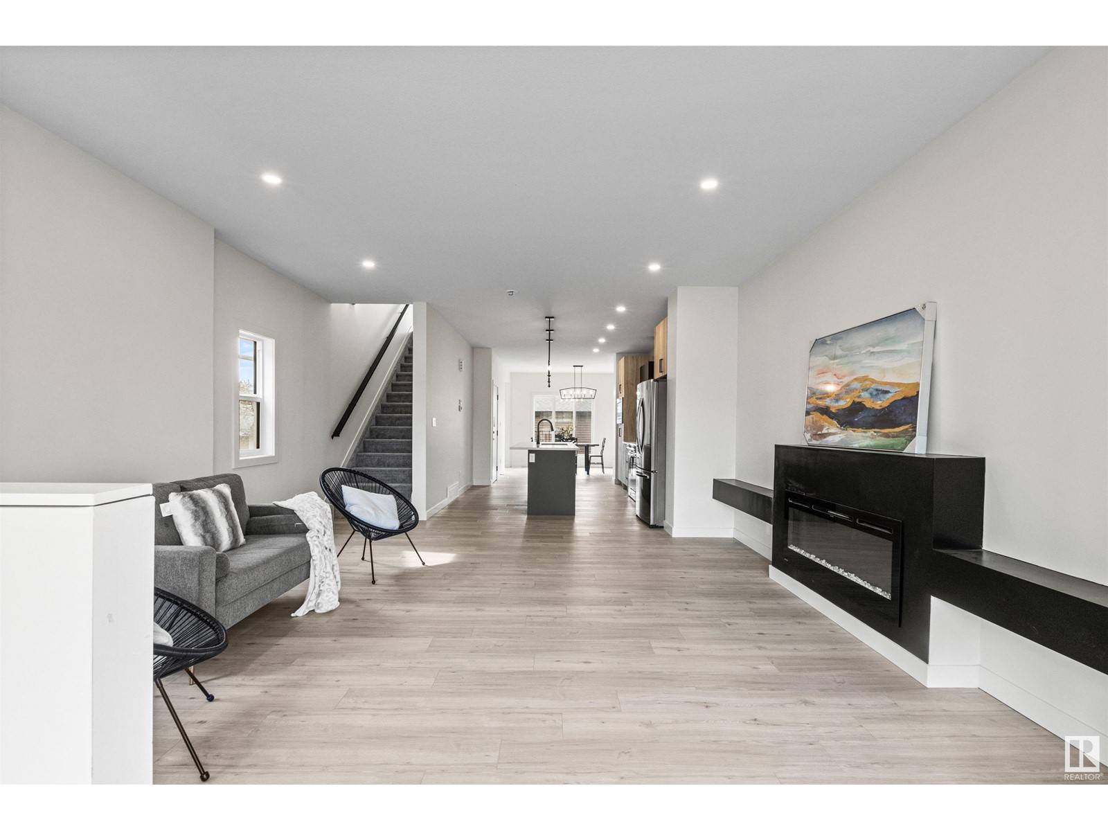 Edmonton, AB T5P2X3,9826 158 ST NW