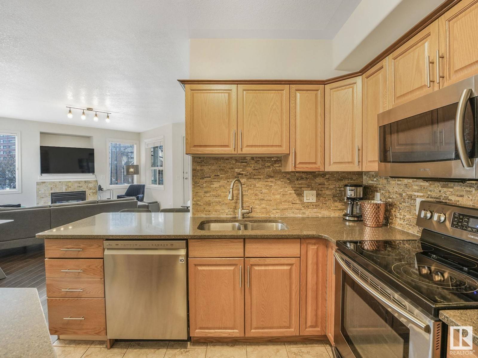 Edmonton, AB T5K2X1,#204 10011 110 ST NW