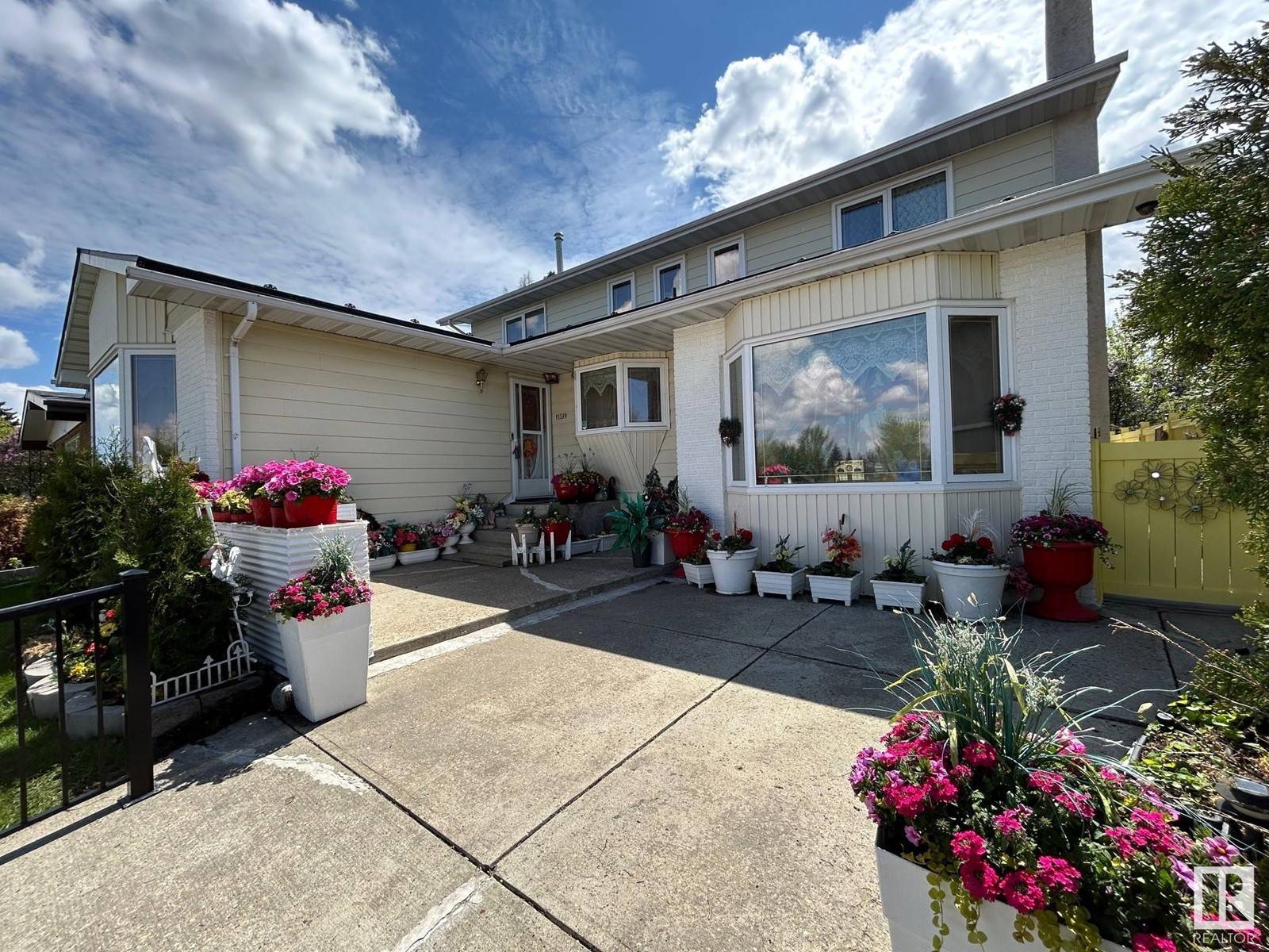 Edmonton, AB T6J0R7,11539 40 AV NW