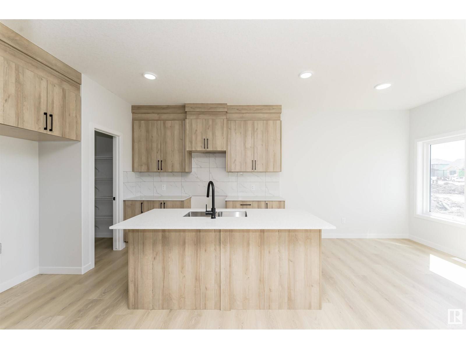 Edmonton, AB T6W5J3,6375 King WD SW