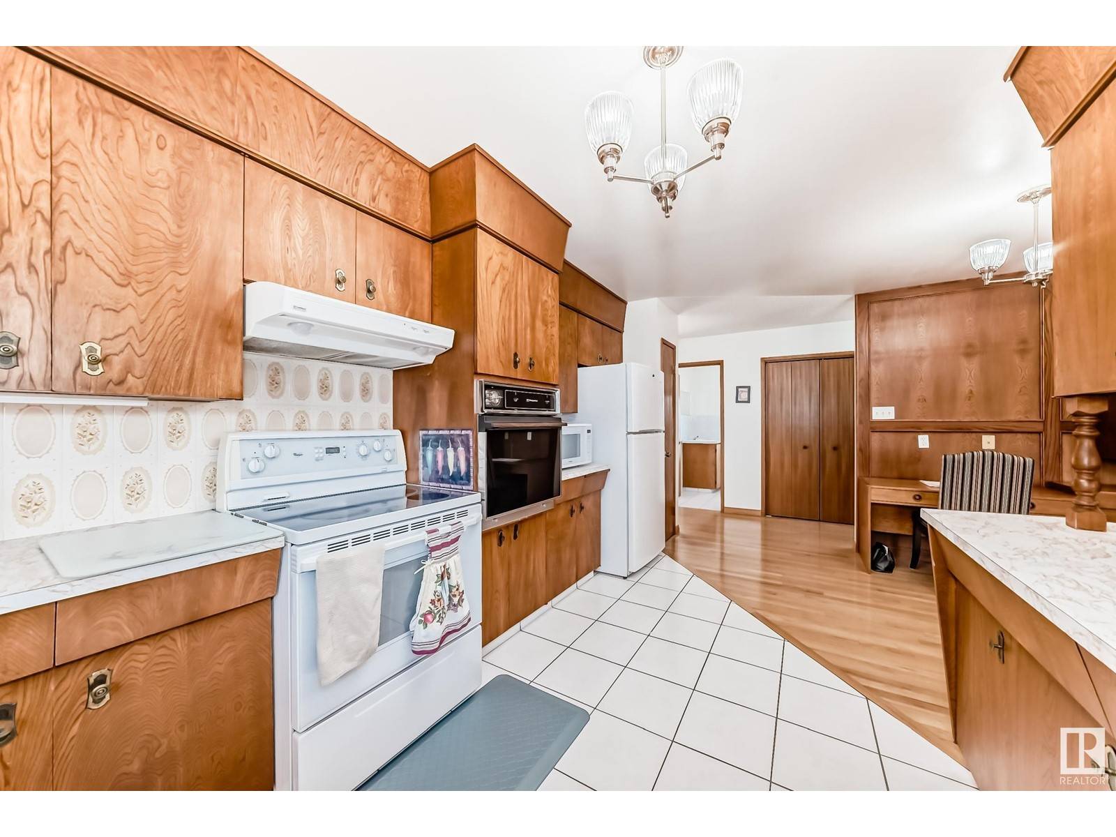 Edmonton, AB T5Y6J2,1850 232 AV NE