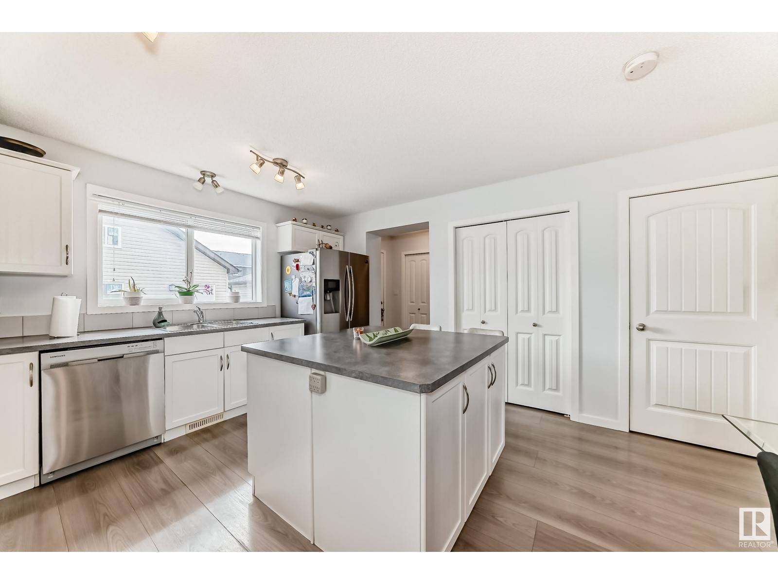 Edmonton, AB T6W2H7,3120 ARTHURS CR SW