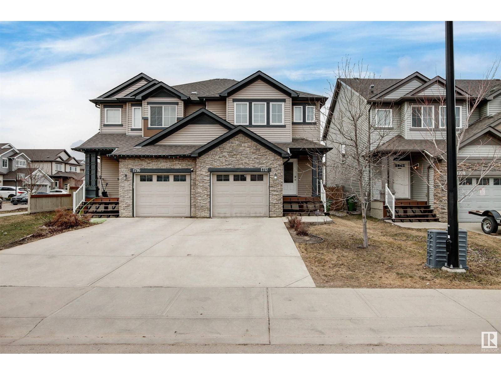 Edmonton, AB T6X1Y1,1712 52 ST SW