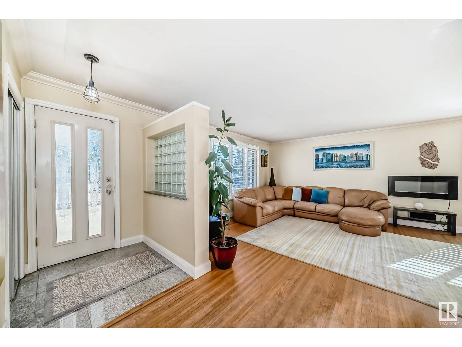 Edmonton, AB T6J0L8,11731 38A AV NW