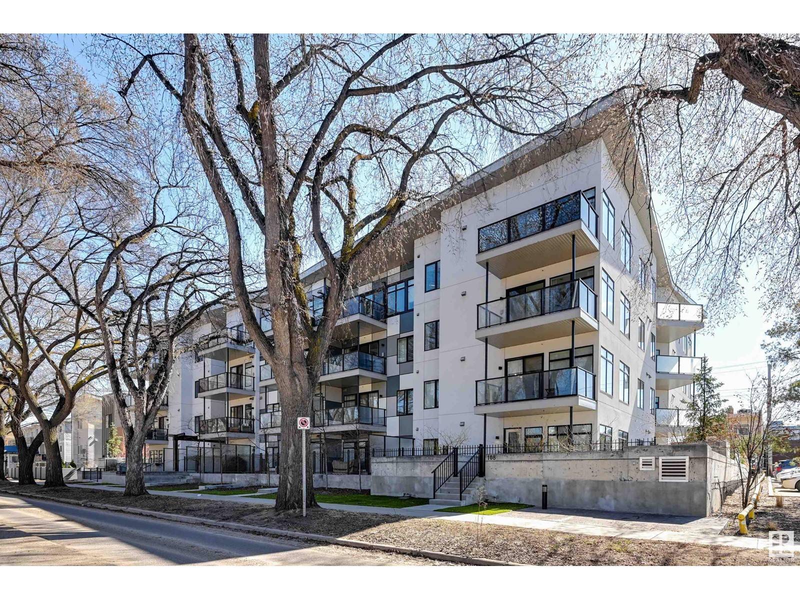 Edmonton, AB T6E2E6,#111 10837 83 AV NW NW