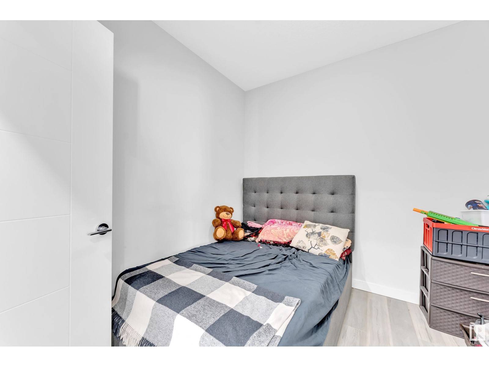 Edmonton, AB T6T2E8,206 40A AV NW