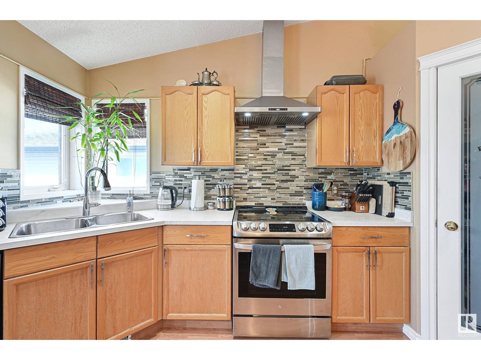 Spruce Grove, AB T7X3J9,11 ASPENGLEN PL