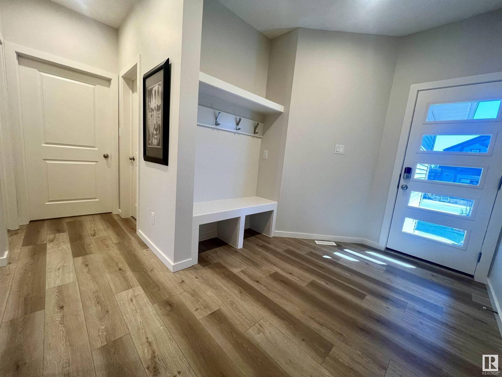 Edmonton, AB T6M1P3,2608 208 ST NW