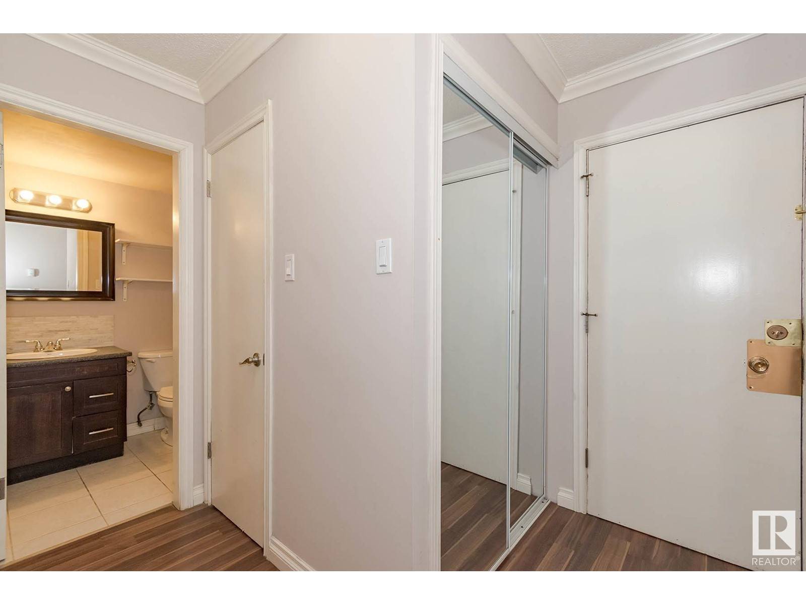 Edmonton, AB T6E1Y2,#104 10735 81 AV NW