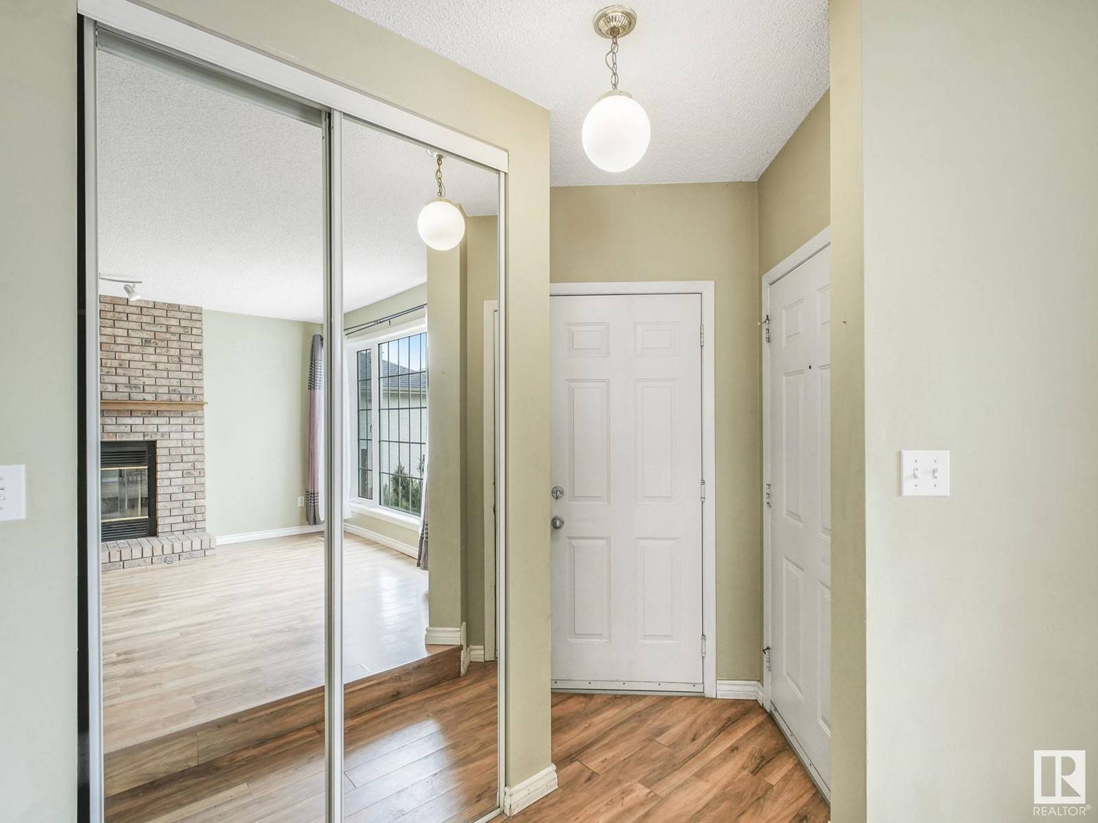 Edmonton, AB T6J6W4,840 113A ST NW