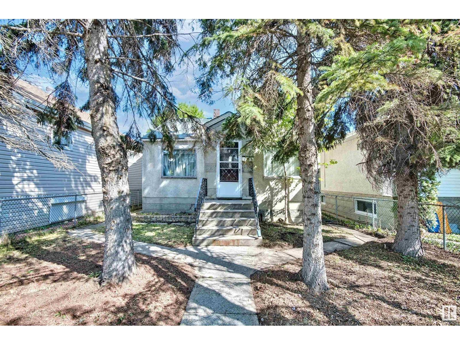 Edmonton, AB T6E1B4,9736 73 AV NW