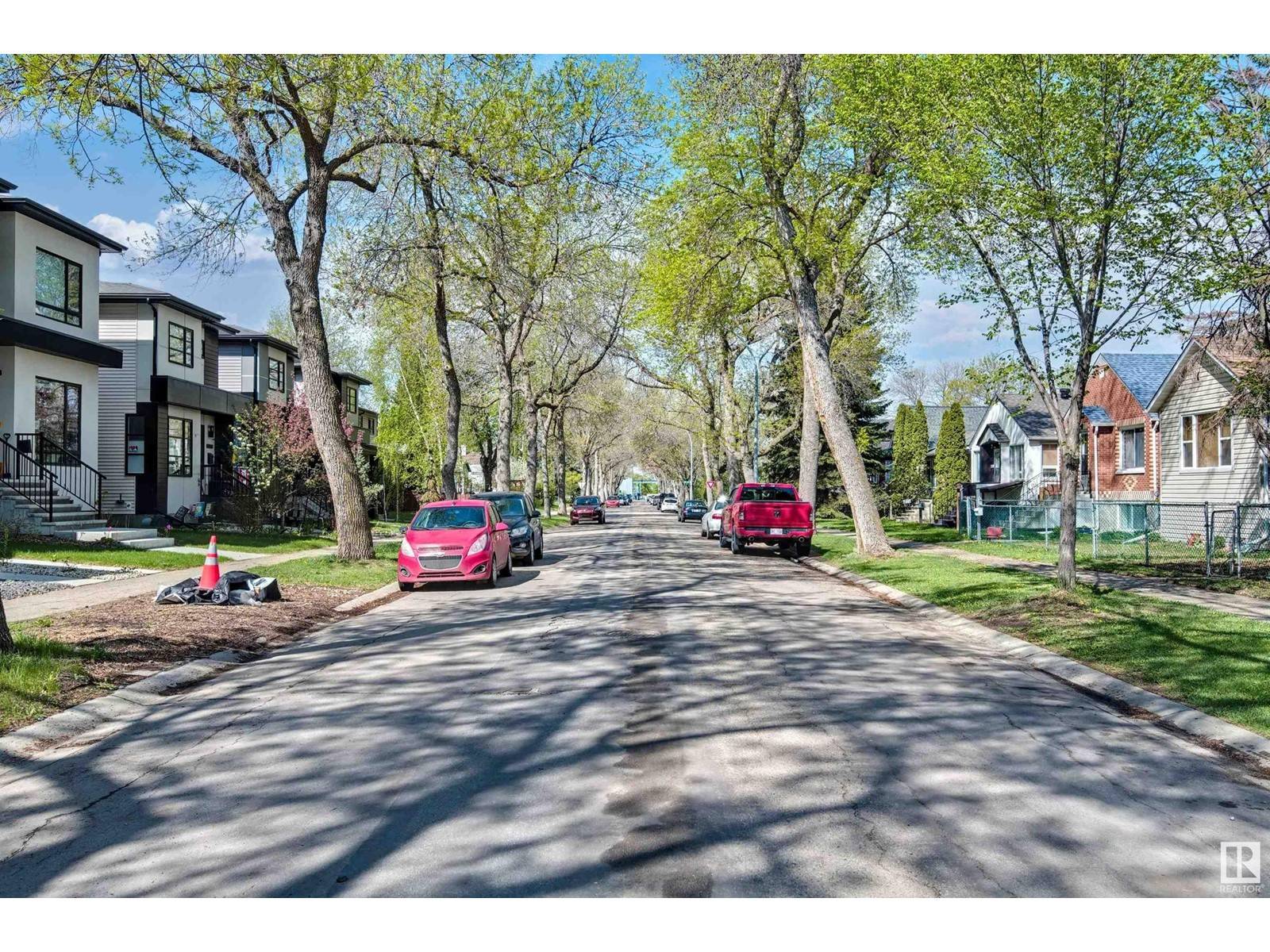 Edmonton, AB T6E1B4,9736 73 AV NW