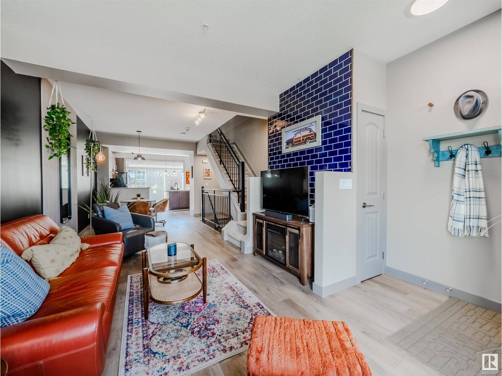 Edmonton, AB T6W0V8,1651 CUNNINGHAM WY SW