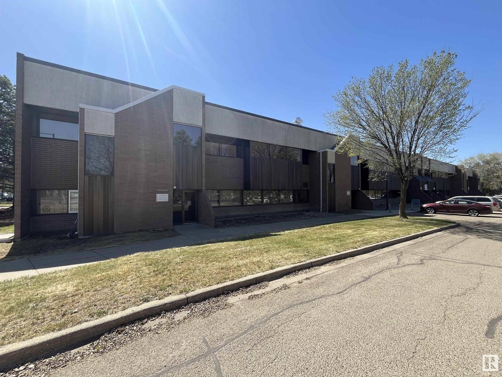 Edmonton, AB T6N1E5,9403 20 AV NW