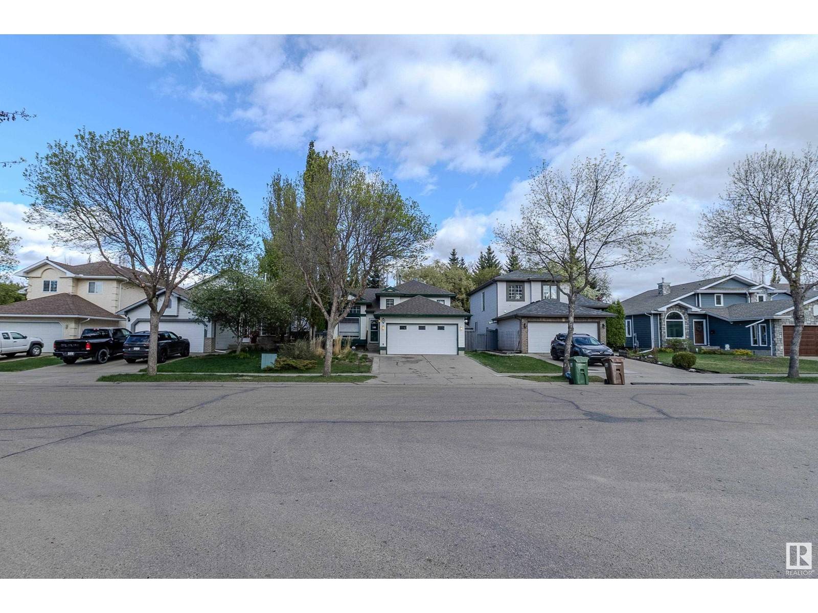 St. Albert, AB T8N6K6,23 Oakmont DR