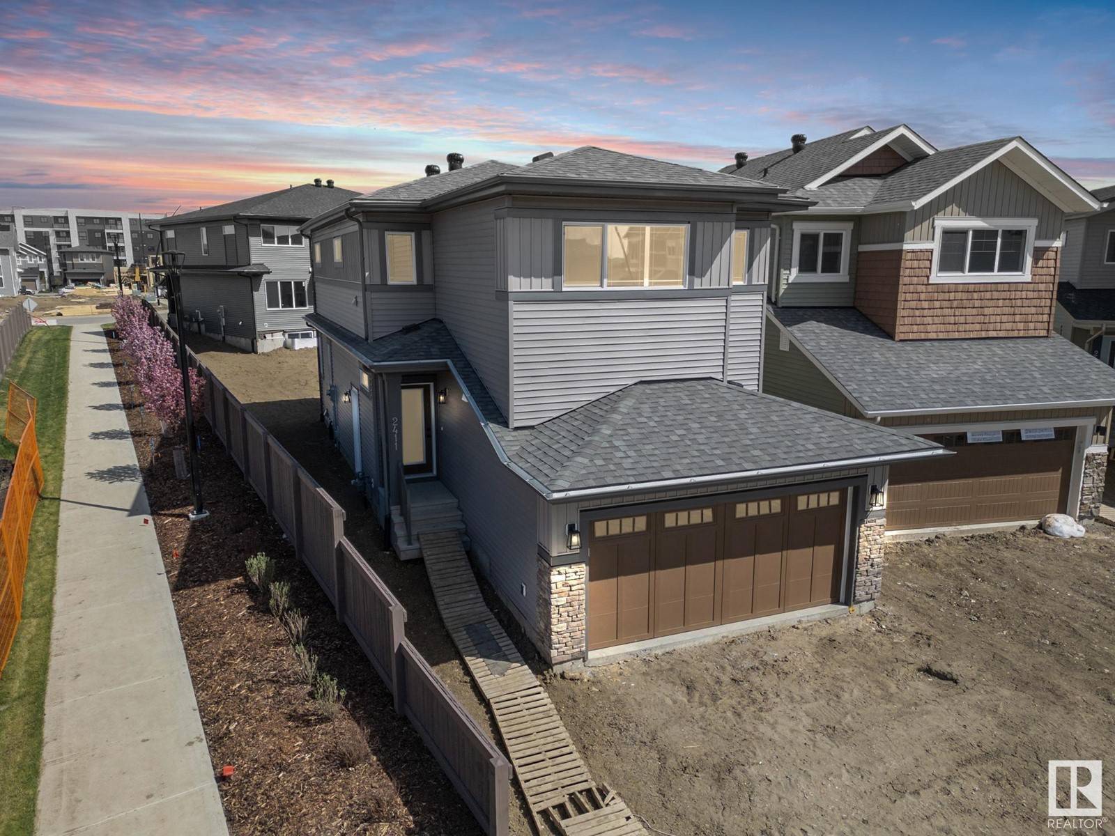 Edmonton, AB T6M2C4,2411 207 ST NW