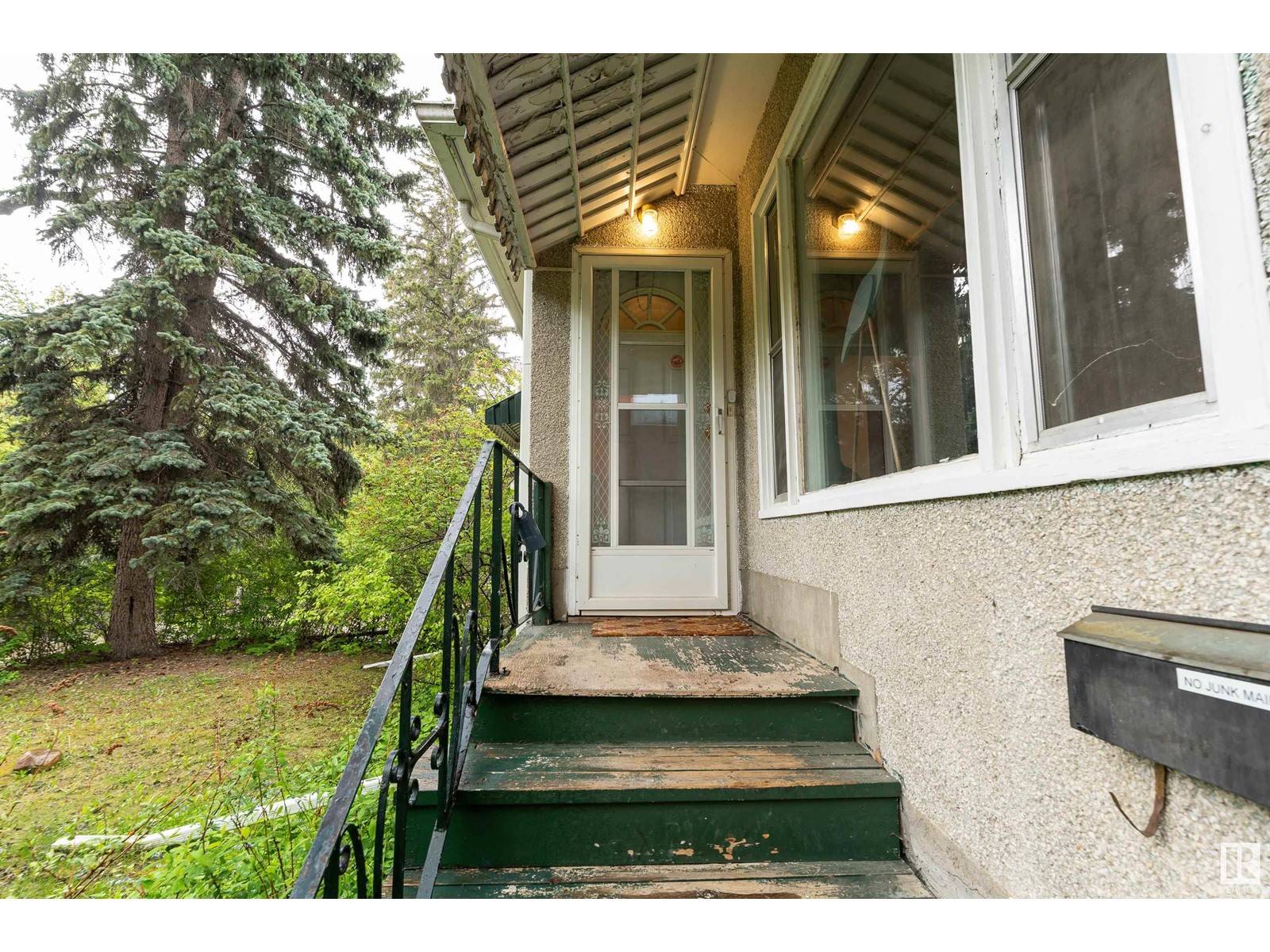 Edmonton, AB T6C1B8,9334 83 AV NW