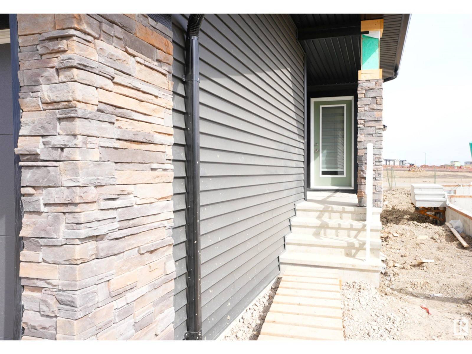 Edmonton, AB T6X3H4,#2 2710 66 st SW