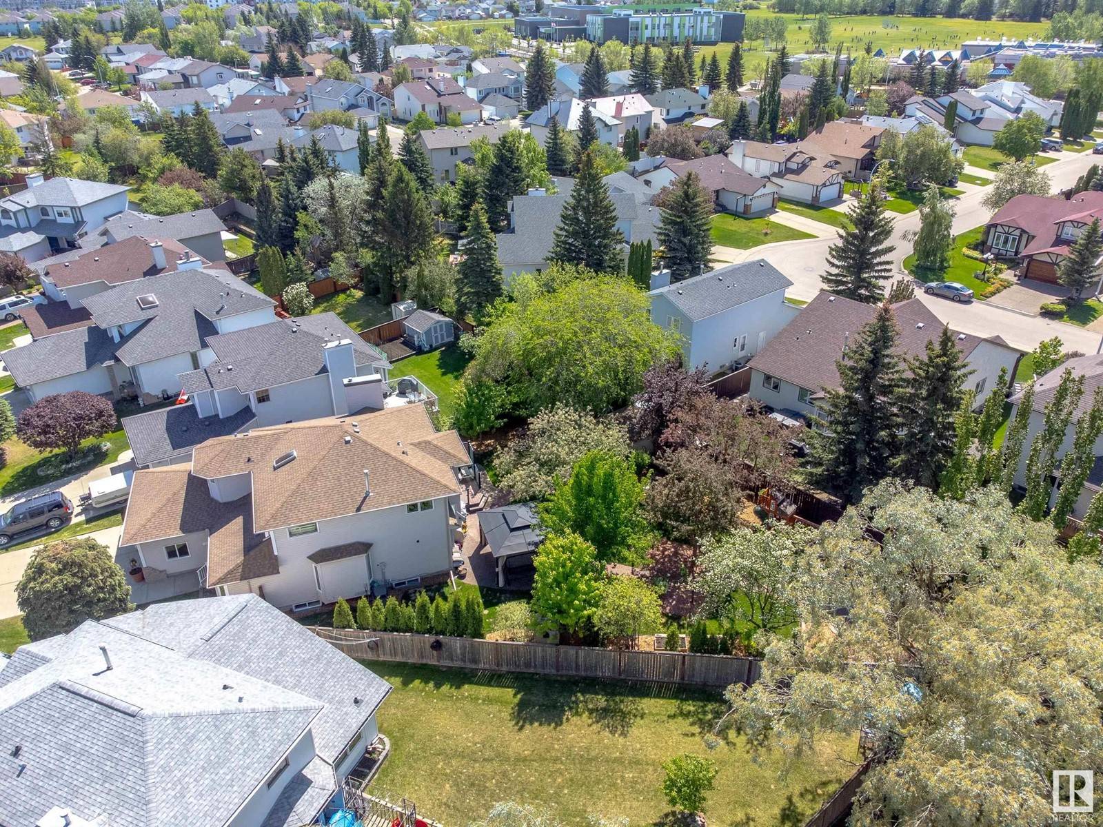 Edmonton, AB T6T1G9,2863 44 AV NW