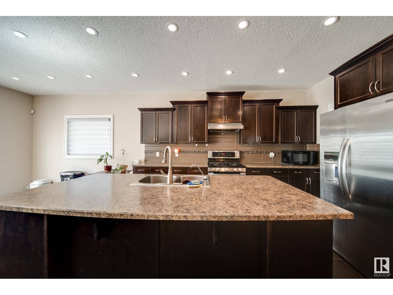 Edmonton, AB T6W0Z9,11535 16 AV SW