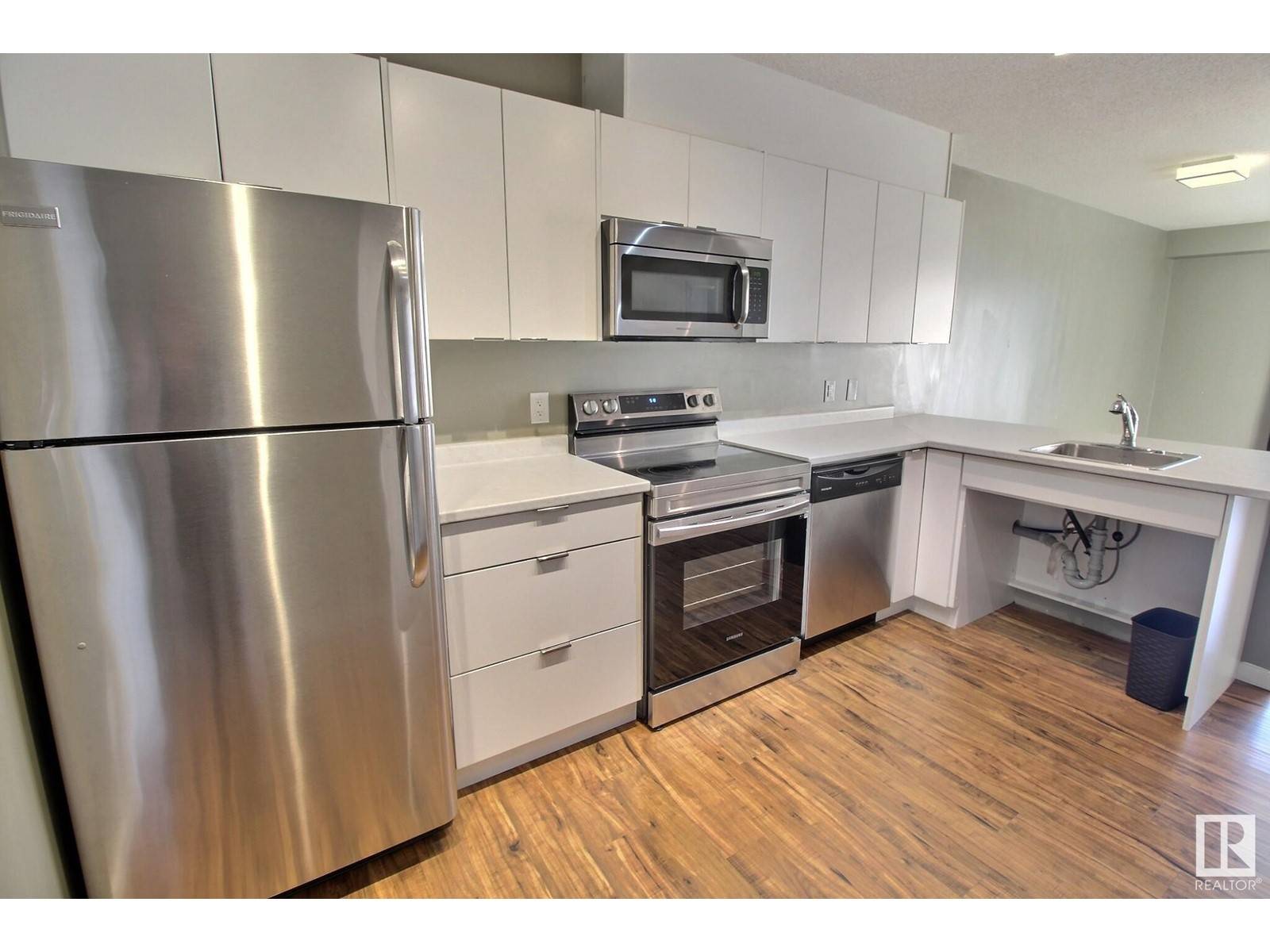 Spruce Grove, AB T7X1R1,#103 610 CALAHOO RD