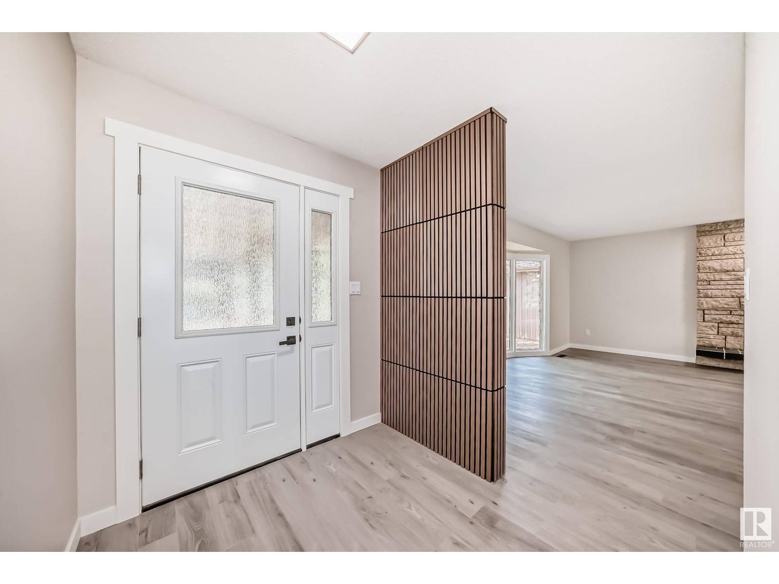 Edmonton, AB T6J2M8,10423 35 AV NW