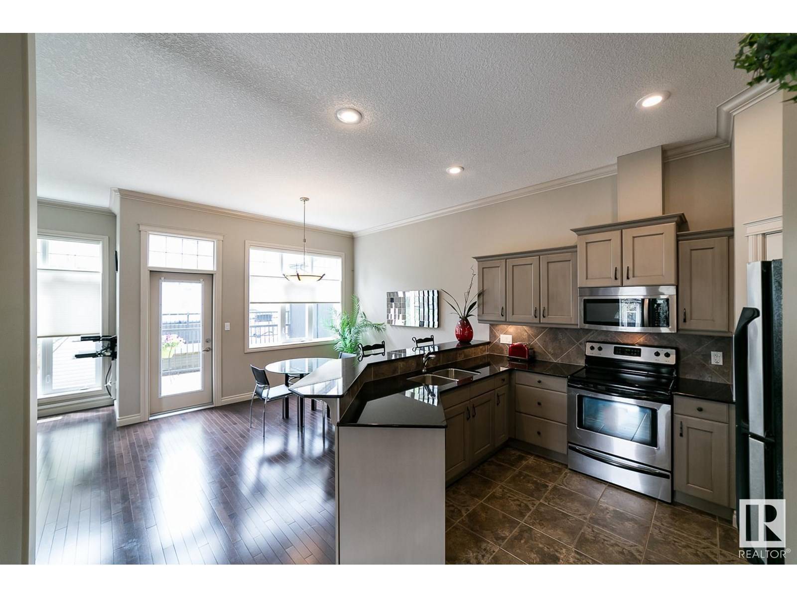 Edmonton, AB T6W1X1,#21 12610 15 AV SW