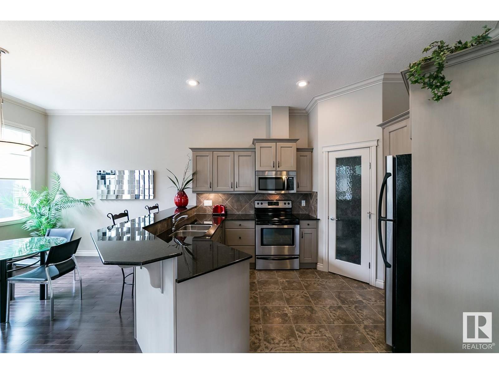 Edmonton, AB T6W1X1,#21 12610 15 AV SW