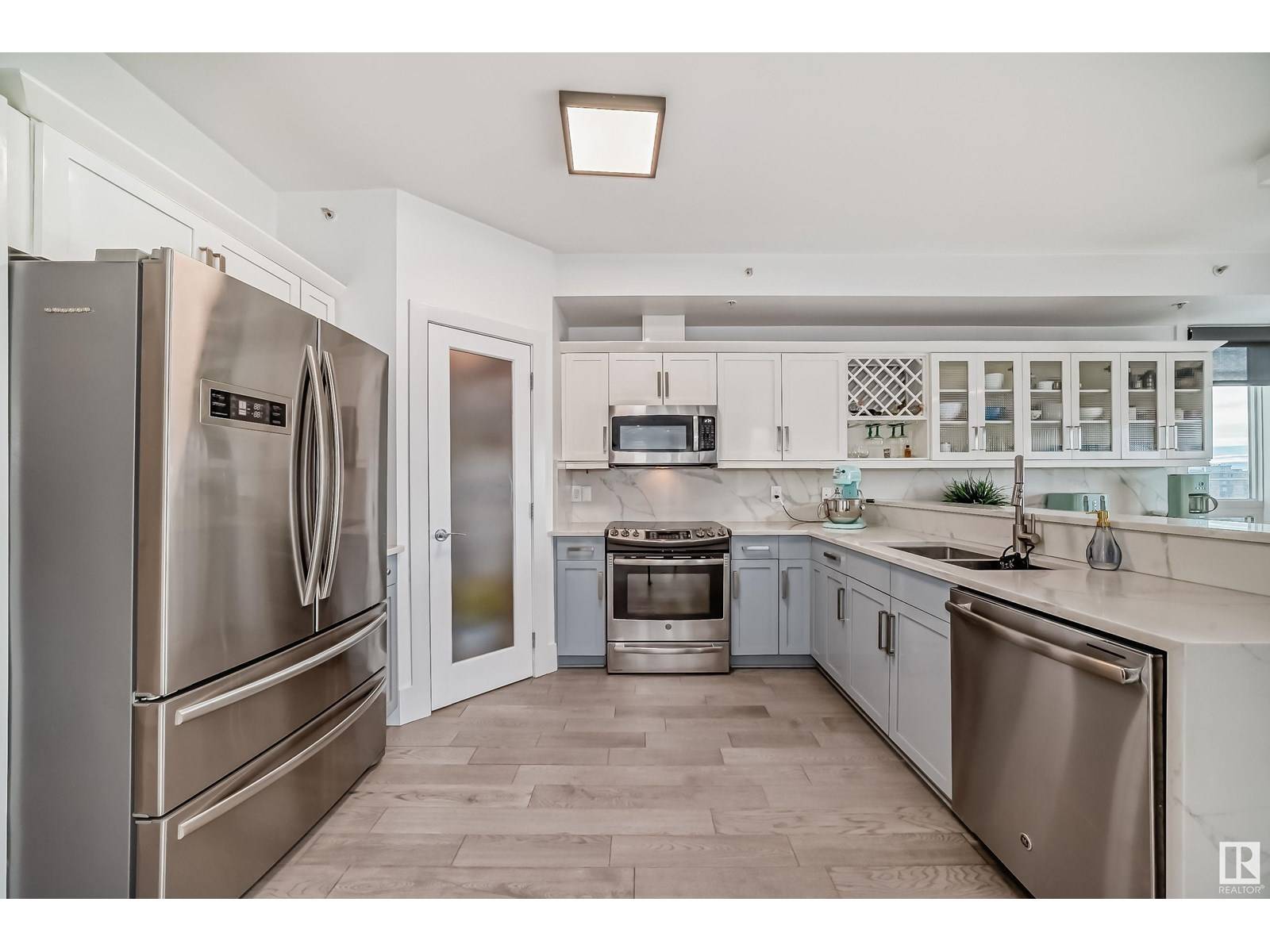 Edmonton, AB T5K1B2,#904 10504 99 AV NW