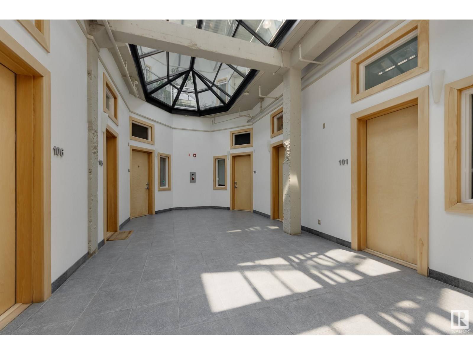 Edmonton, AB T5J5G2,#104 10265 107 ST NW