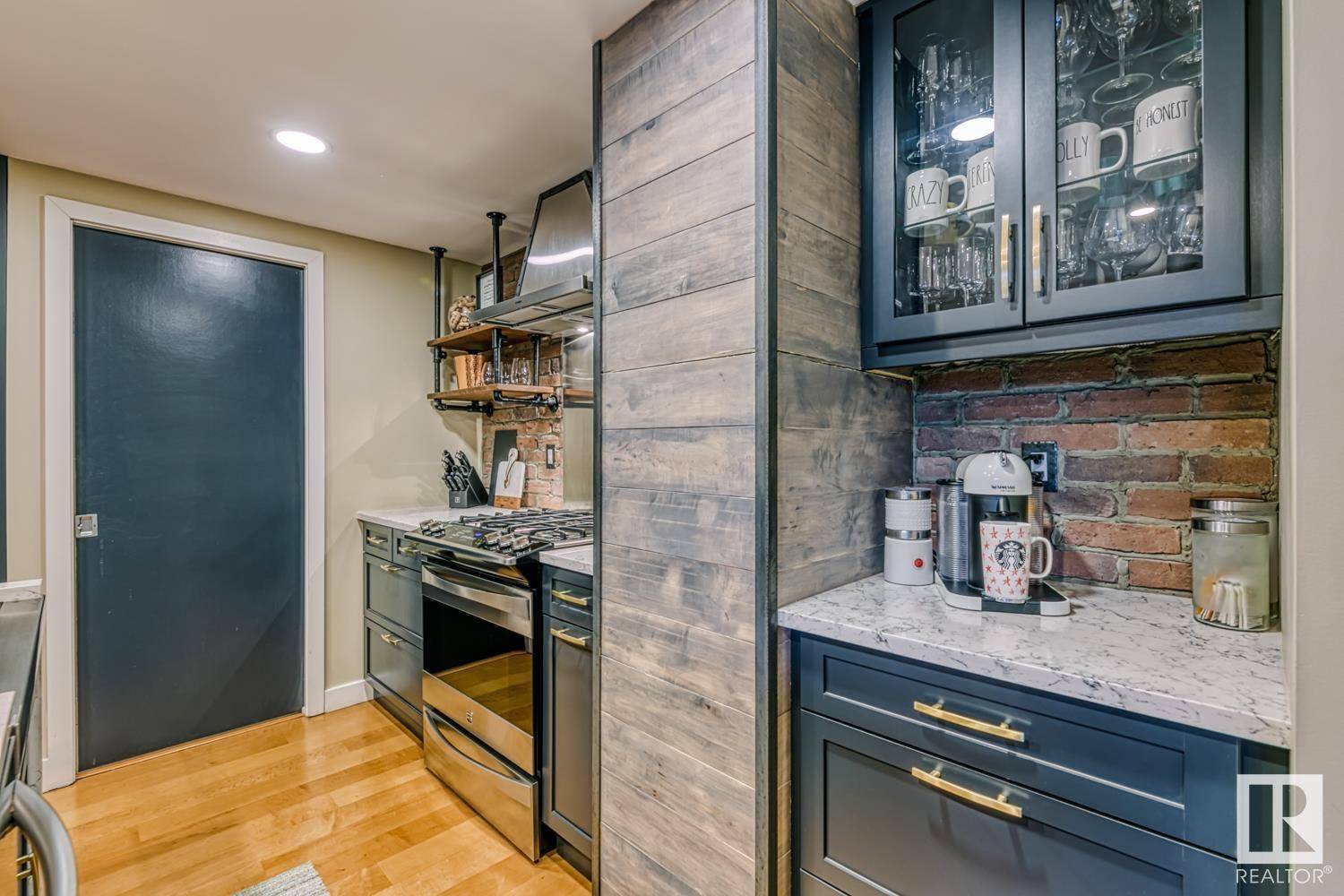 Edmonton, AB T5K1Y8,#203 10028 119 ST NW