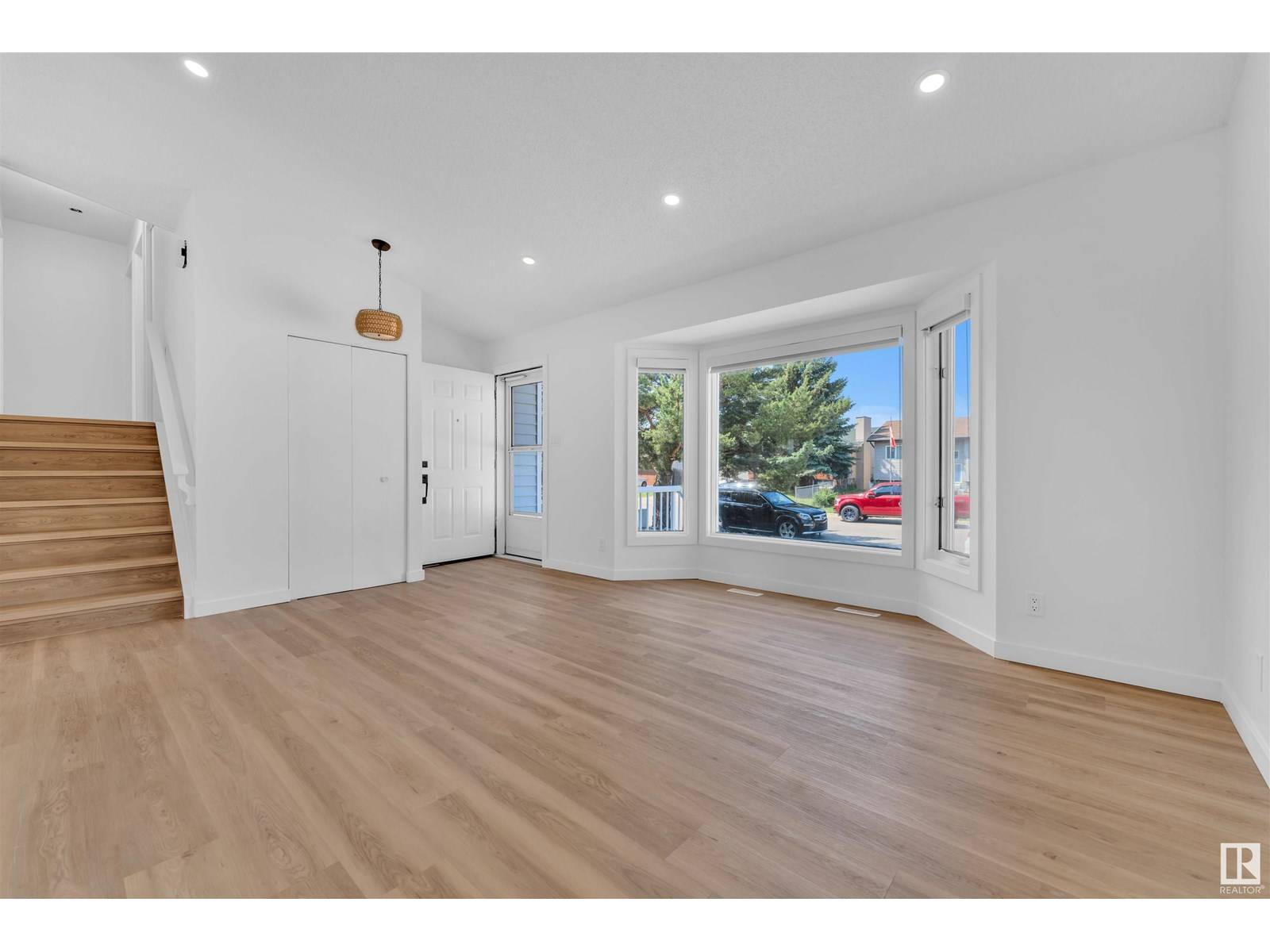 Edmonton, AB T6L5H6,4912 31 AV NW NW