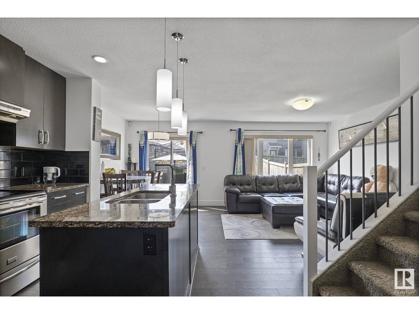 Edmonton, AB T6T0T5,611 40 AV NW