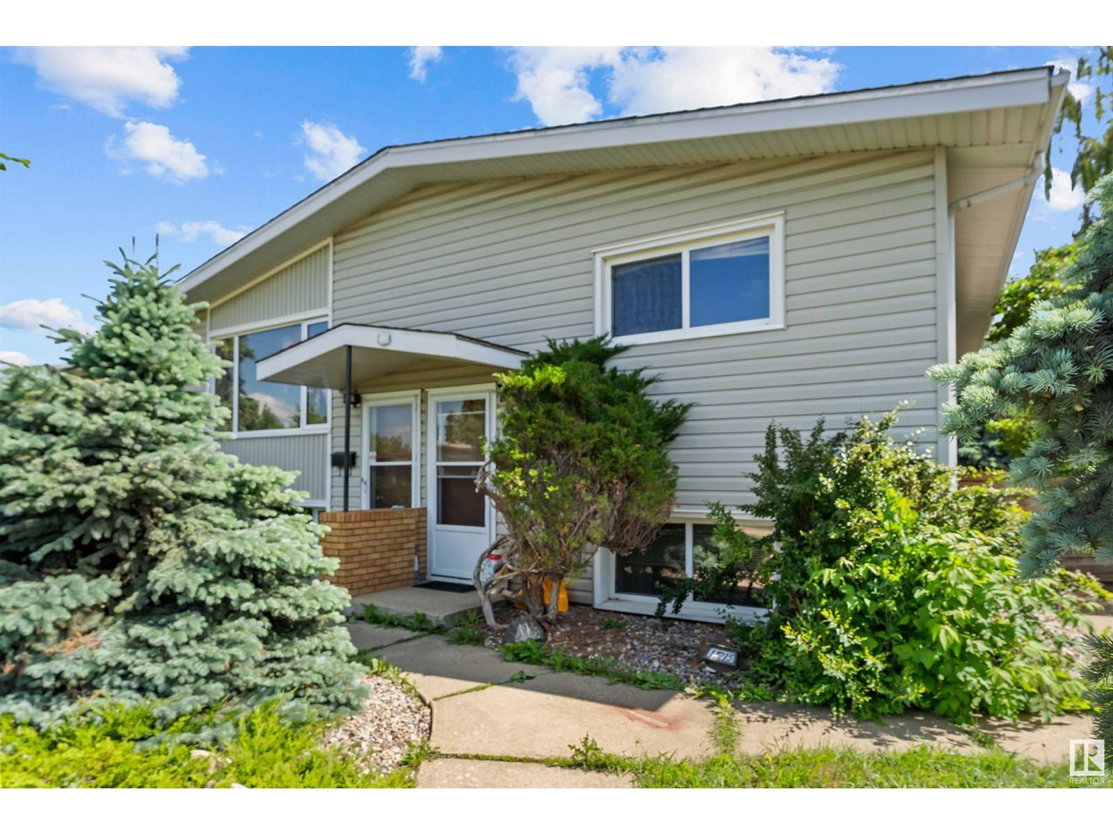 Edmonton, AB T5E4J7,13215/17 102 ST NW