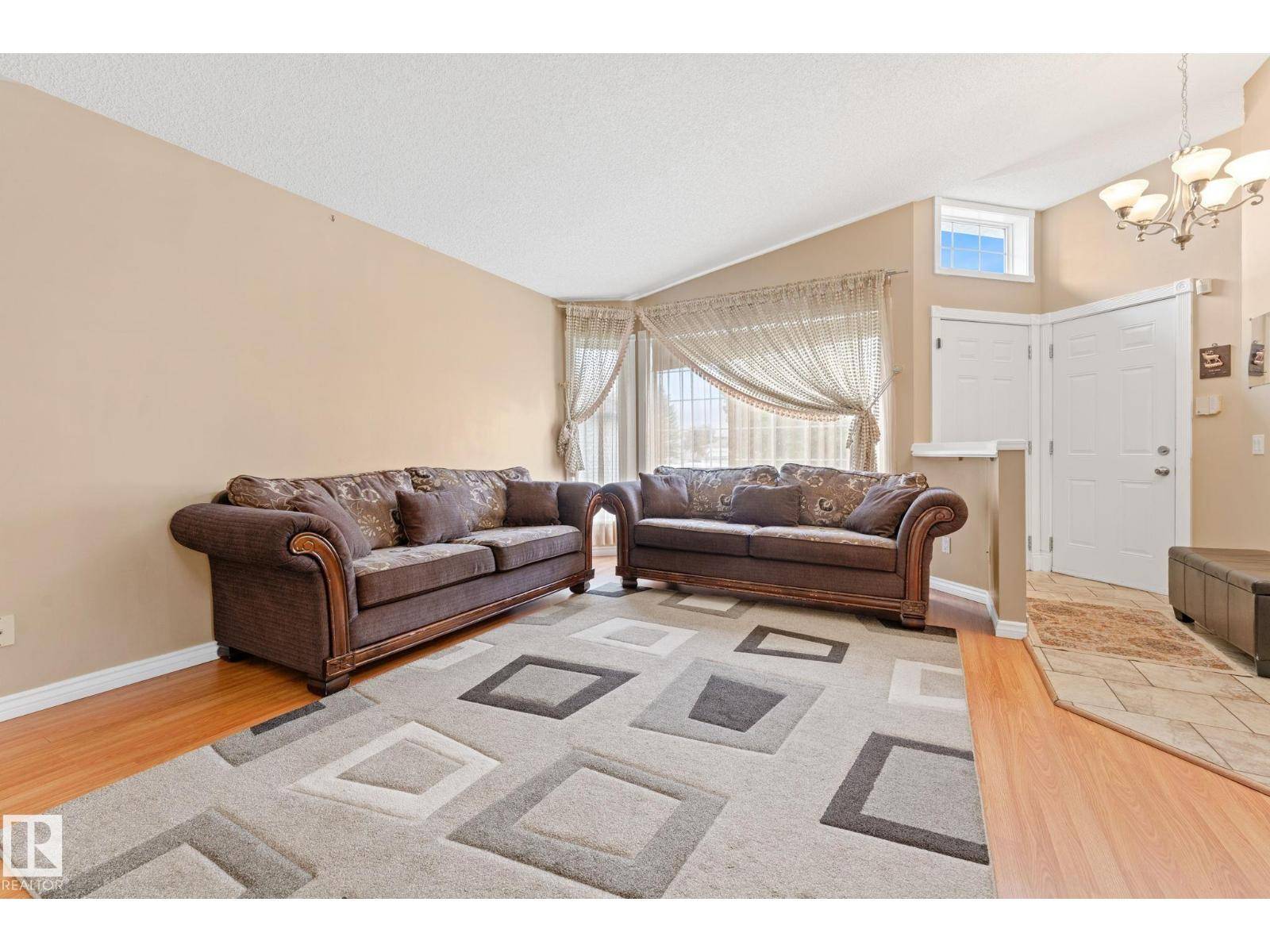 Edmonton, AB T6L6Y1,1071 JONES CR NW