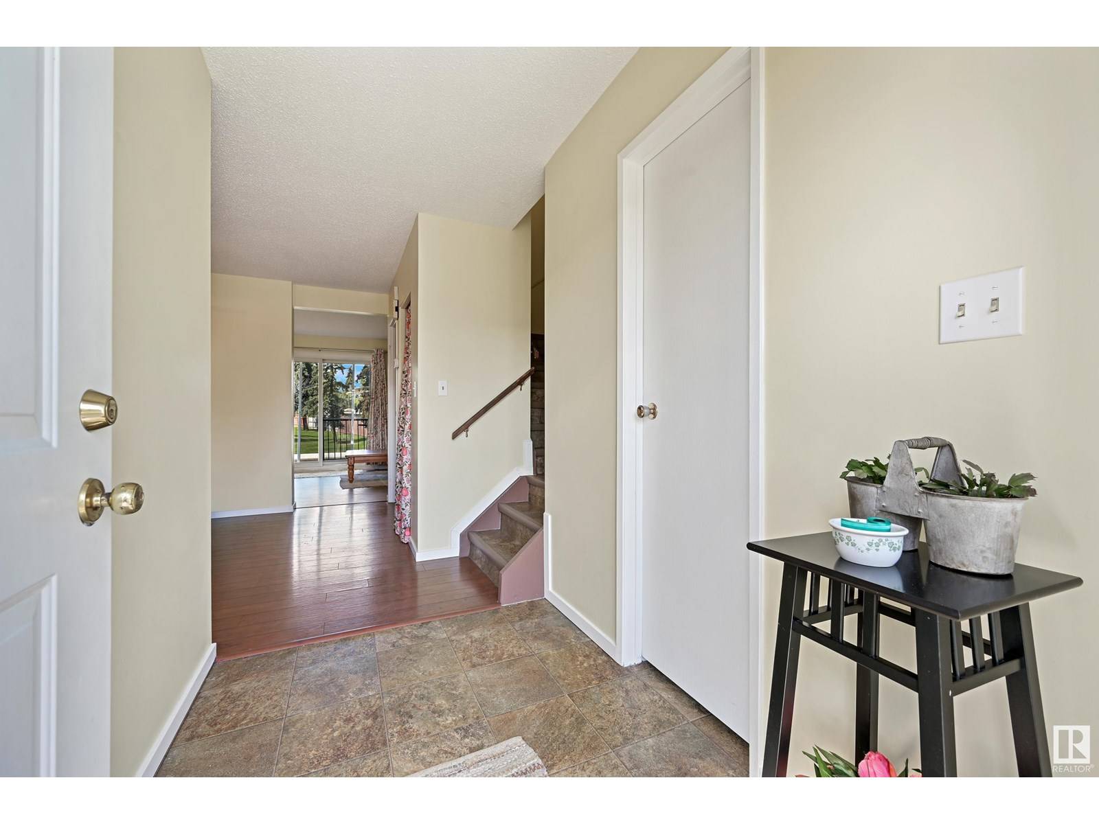 Edmonton, AB T5X4X2,9945 171 AV NW