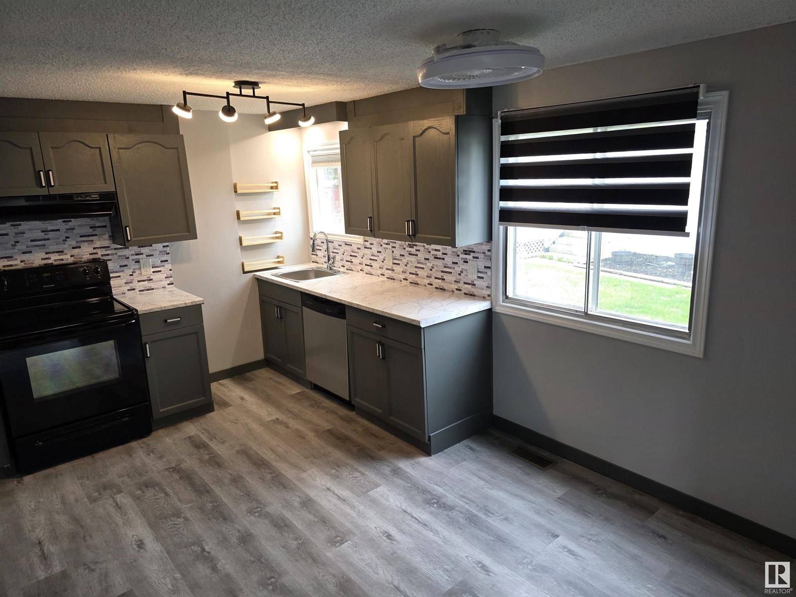 Edmonton, AB T6P1B6,23 CLIFF CR NW NW