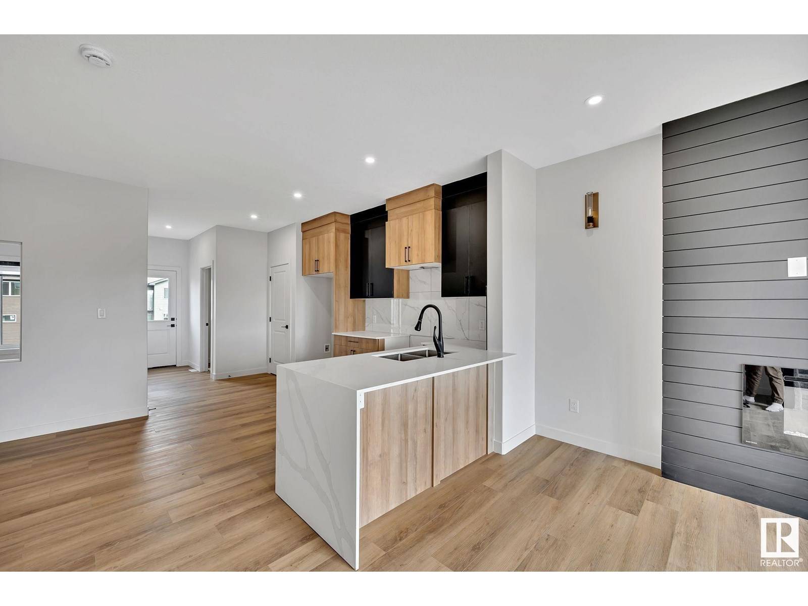 Edmonton, AB T6X3J1,252 24 ST NW NW