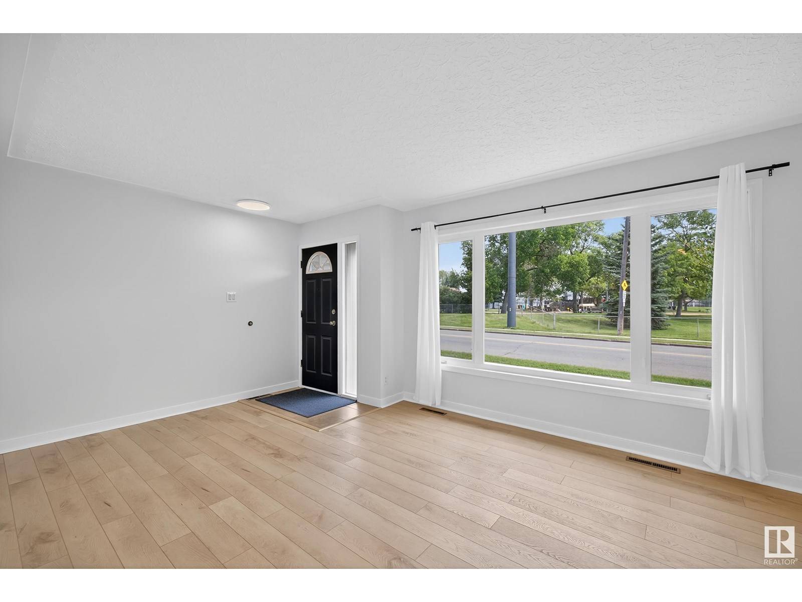Edmonton, AB T5R1Y4,8306 156 ST NW NW