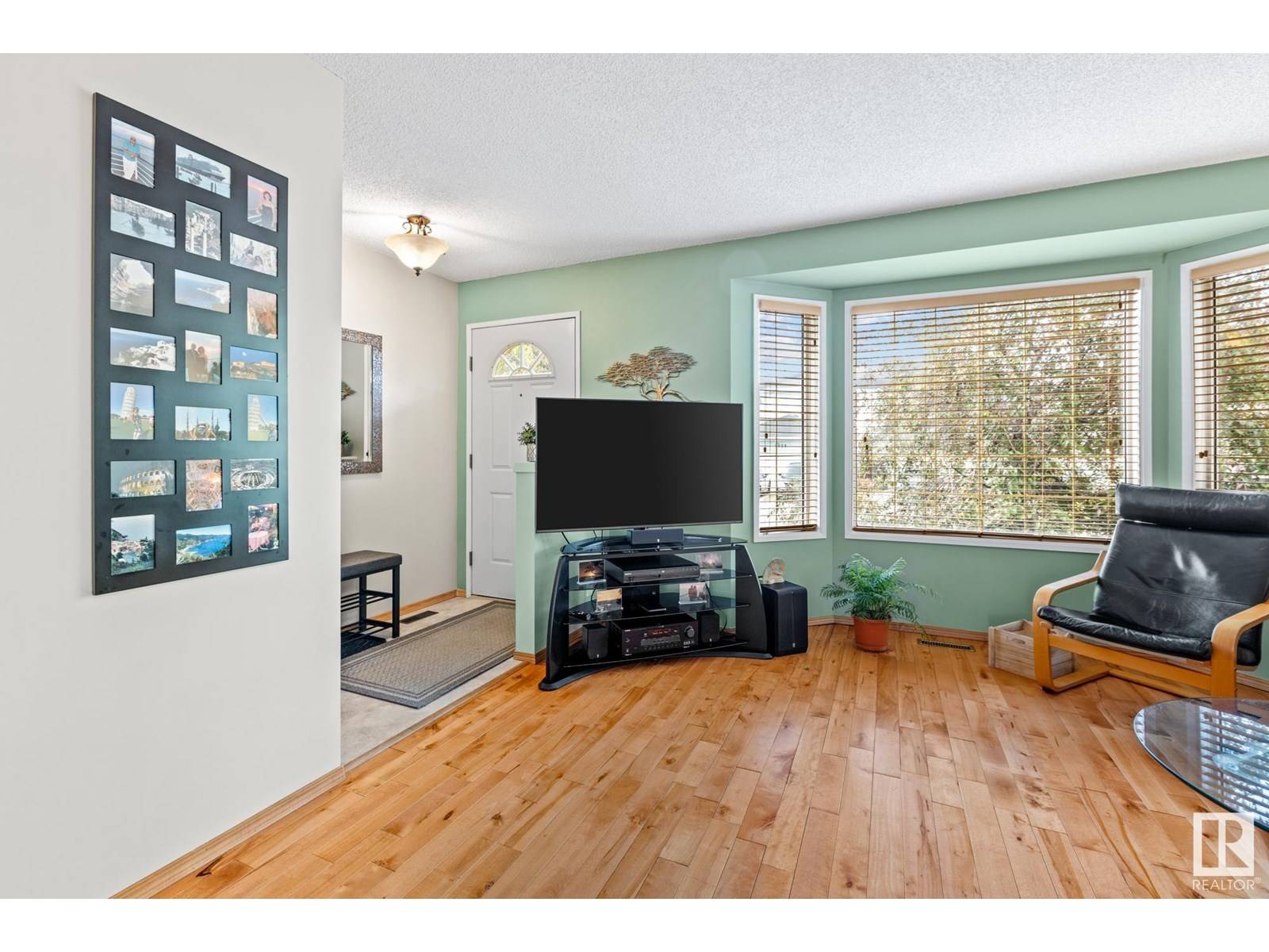 Edmonton, AB T5Y2W3,5827 162B AV NW